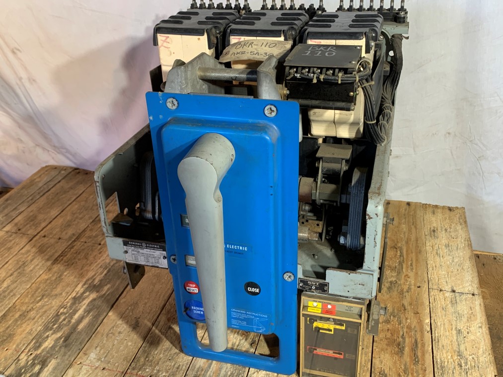 GE AKR-5A-30 Air Circuit Breaker 800A 635V MO/DO SST Trip